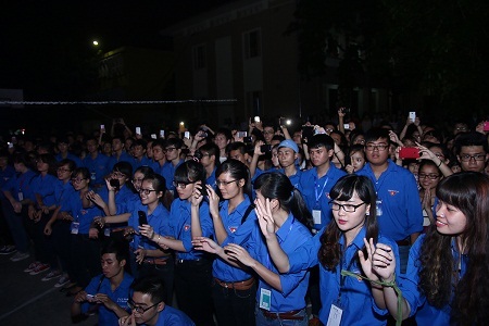 Rất nhiều sinh viên ở các trường Đại học đã có mặt để tham gia nhận vé.