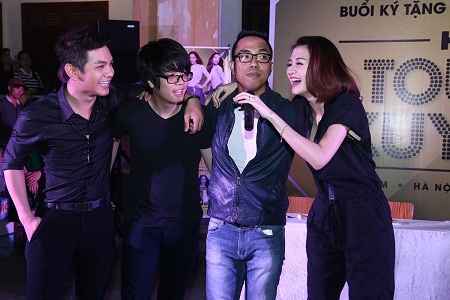 Các nghệ sĩ hát bè hỗ trợ Hồ Ngọc Hà.