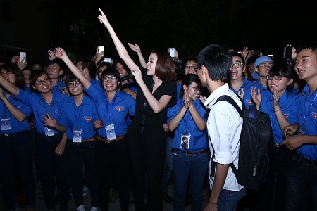 Thiều Bảo Trang hòa nhịp cùng các bạn sinh viên.