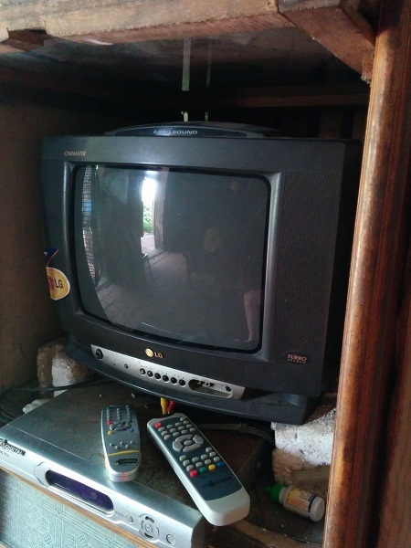 Những chiếc TV của những năm 90 thường được đặt ở vị trí trang trọng nhất và bảo vệ chắc chắn nhất