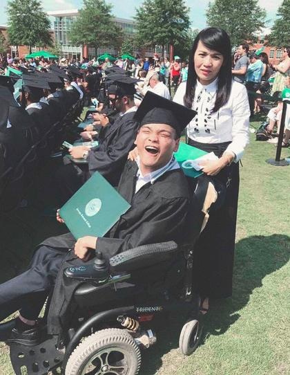 Vào giảng đường bằng xe lăn, 9X Việt trở thành “người hùng” trên đất Mỹ - 6 Quân và mẹ trong ngày lễ tốt nghiệp đại học tại Mỹ.