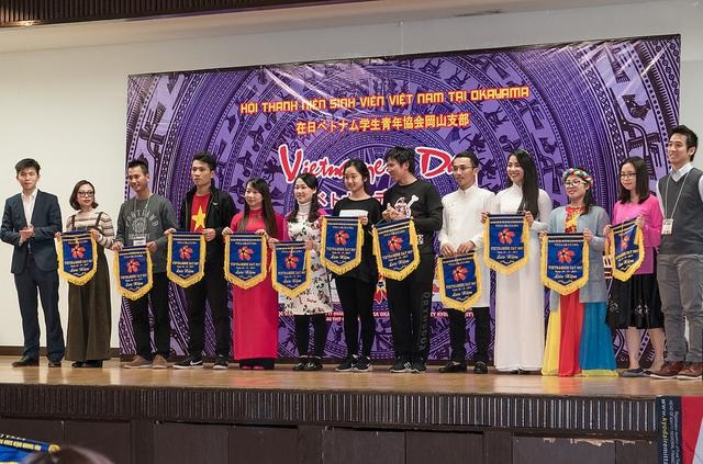 Bạn bè Nhật hào hứng trải nghiệm áo dài Việt - 1 Phó chủ Tịch Trần Huy Thông trái và Nguyễn Đức Tâm phải trao cờ lưu niệm cho thành viên tham dự.