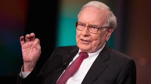 Điểm danh 10 trường ĐH sản sinh ra nhiều tỷ phú thế giới nhất hiện nay - 7 Warren Buffett, nhà đầu tư, nhà từ thiện, và Chủ tịch kiêm CEO của Berkshire Hathaway, tốt nghiệp năm 1951. (Ảnh: CNBC)
