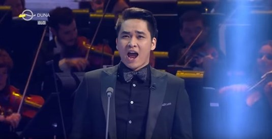 Chàng trai "vàng" Ninh Đức Hoàng Long đoạt giải Nhất cuộc thi âm nhạc cổ điển danh giá - 2 Giọng hát đầy nội lực của chàng trai Việt khiến khán giả truyền hình Hungary vô cùng yêu mến.
