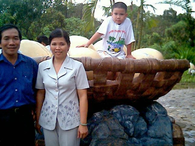 Đồng hành cùng con “thẳng tiến” vào Facebook - câu chuyện một người mẹ dám mơ ước - 1
Nguyễn Trường Ngọc Lân khi còn nhỏ cùng bố mẹ.