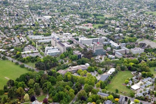 Những ngôi trường làm nên thương hiệu cho thành phố du học Christchurch - 1 Quang cảnh từ trên cao của trường đại học ở Christchurch với nhiều không gian xanh.