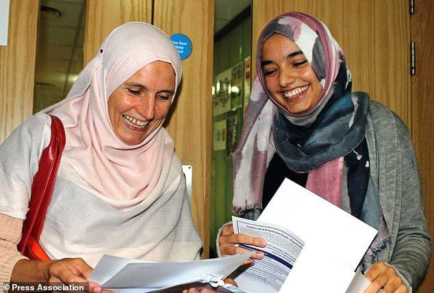 Nữ sinh đỗ ĐH điểm cao phải đứng làm bài thi tổng cộng... 24 tiếng - 1 Zahra Farooque (phải) chia sẻ niềm vui khi nhận kết quả bài thi A-level cùng mẹ, bà Anne Farooque. (Ảnh: PA)