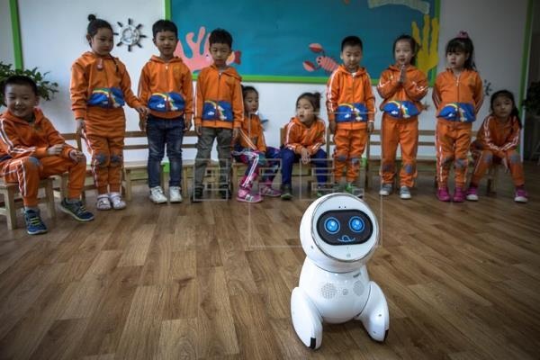 Robot trở thành giáo viên tại hơn 60 trường mầm non Trung Quốc - 2 Các em học sinh vô cùng thích thú trước sự xuất hiện của chú robot dễ thương này.