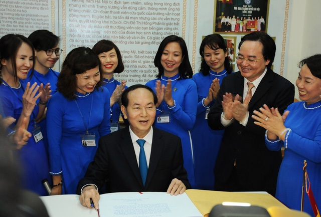 Chủ tịch nước Trần Đại Quang và những căn dặn tâm huyết vì sự nghiệp giáo dục - 6 Chủ tịch nước thăm phòng truyền thống của nhà trường (Ảnh: Đăng Lương).