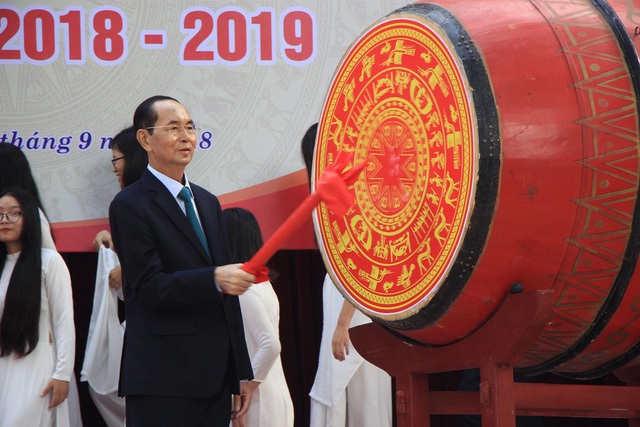 Chủ tịch nước Trần Đại Quang và những căn dặn tâm huyết vì sự nghiệp giáo dục - 8
Chủ tịch nước Trần Đại Quang đánh trống trong lễ khai giảng tại Trường THPT Chu Văn An (Hà Nội) nhân dịp năm học mới 2018-2019. Đây cũng là lần đánh trống khai trường lần cuối cùng trong cuộc đời của người đứng đầu Nhà nước Việt Nam (Ảnh: Trần Thanh).