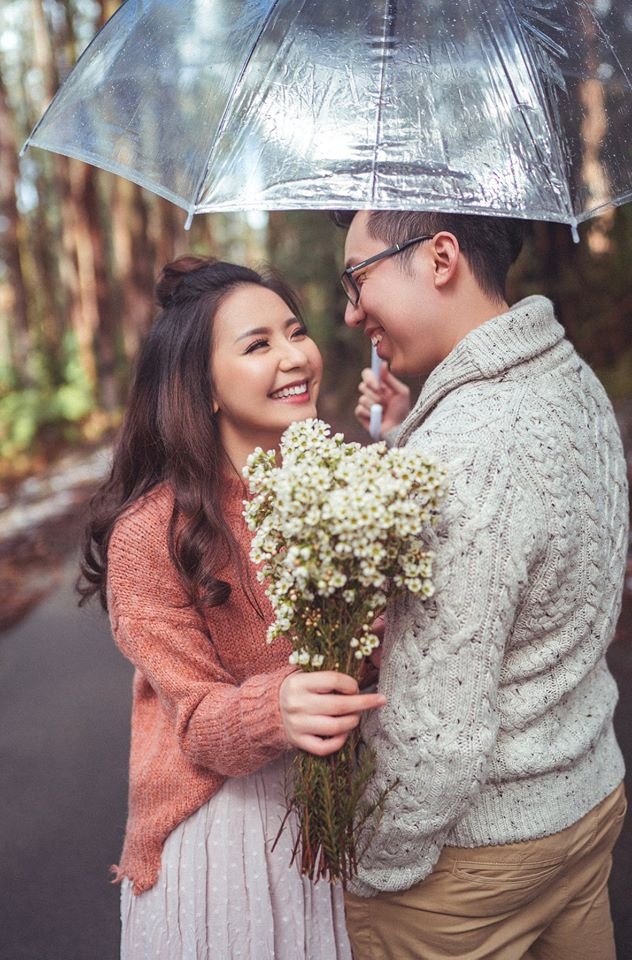 Chuyện tình đôi bạn hàng xóm đi nửa vòng trái đất mới gặp nhau - 4 Còn Trà, từ lần đầu gặp mặt cũng đã thầm khen anh chàng đẹp trai, ăn nói có duyên.