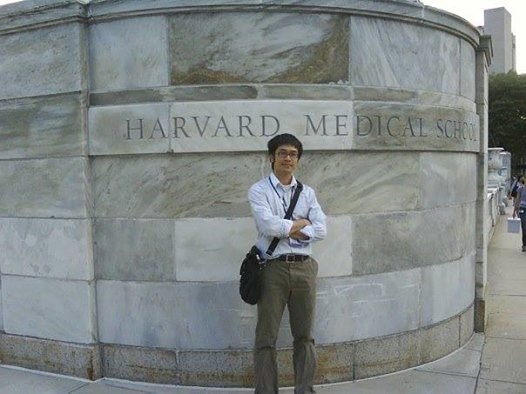 Đại học Y khoa Harvard danh tiếng đào tạo ngành Y thế nào? - 2 Bác sĩ gốc Việt Trần Huỳnh từng giành học bổng nghiên cứu tại ĐH Y Harvard.