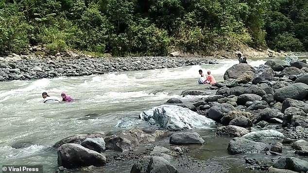 Philippines: Giáo viên bơi qua 14 khúc sông để mang con chữ đến học trò - 1 Các giáo viên tại Libacao, vùng Aklan, Philippines mất tới 3 giờ mỗi ngày để vượt qua 14 khúc sông trên đường tới trường.
