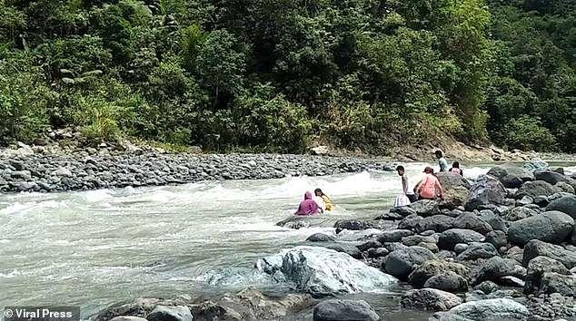 Philippines: Giáo viên bơi qua 14 khúc sông để mang con chữ đến học trò - 2 Philippines: Giáo viên bơi qua 14 khúc sông để mang con chữ đến học trò - 2