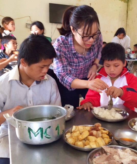 “Đàn con đặc biệt” của cô giáo Hà thành ở miền sơn cước - 3 Có trẻ 14 tuổi mới học kỹ năng cầm bút, có trẻ đến trung tâm chưa biết đánh răng như thế nào…
