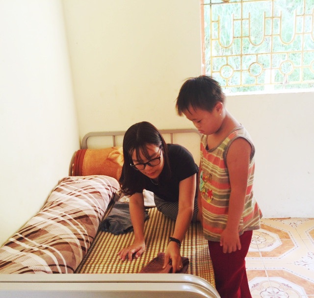 “Đàn con đặc biệt” của cô giáo Hà thành ở miền sơn cước - 4 Cô giáo Dương Liên tận tình hướng dẫn học trò những kỹ năng cơ bản trong sinh hoạt thường ngày.