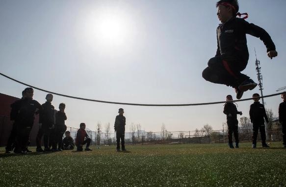 Vào đầu khóa học, một số cậu bé nói rất nhỏ và khóc tới nửa giờ, giáo viên Guo Suiyun tại lớp học cho biết. “Khi các em khóc, chúng tôi sẽ không dỗ dành. Chúng tôi sẽ khuyến khích em mạnh mẽ”, Guo nói.