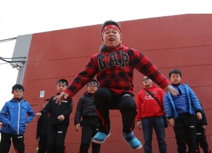 Một số người Trung Quốc cho rằng việc các bé trai cư xử kém là do thiếu hình mẫu cho các em học tập. Một nghiên cứu của chính phủ nước này cho thấy, những người cha Trung Quốc hiếm khi tham gia vào quá trình nuôi dạy con cái.