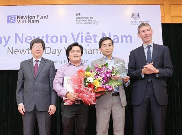 Giáo sư Việt đoạt giải “Nghiên cứu sáng tạo của năm 2018” tại ĐH Anh - 3 GS Dương Quang Trung (thứ 2 từ phải sang) nhận giải thưởng Newton năm 2017.