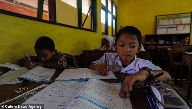 Indonesia: Nghị lực của cậu bé khuyết tật bò tới trường mỗi ngày - 3 Adul là một trong những học sinh đứng đầu lớp.
