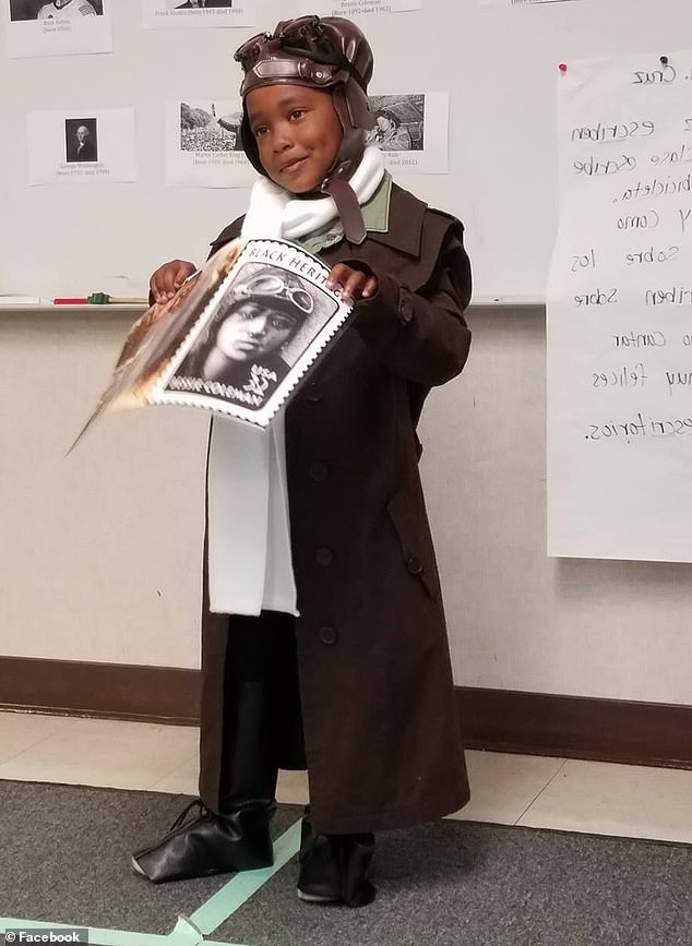 Bé gái 8 tuổi “hóa thành" cựu Đệ nhất phu nhân Mỹ Michelle Obama thời sinh viên - 3 Ella-Lorraine mặc trang phục của nữ phi công người Mỹ gốc Phi đầu tiên Bessie Collman.