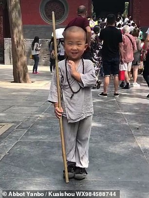 Tiểu hòa thượng 3 tuổi gây “bão” mạng xã hội tại Trung Quốc - Ảnh 1. Tiểu hòa thượng 3 tuổi gây “bão” mạng xã hội tại Trung Quốc - Ảnh 1.