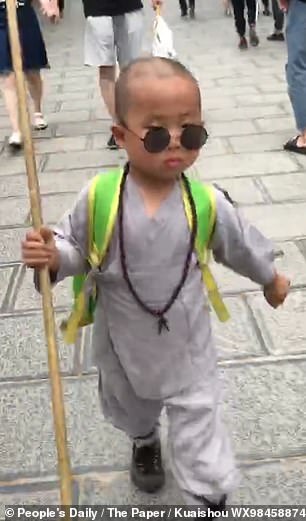 Tiểu hòa thượng 3 tuổi gây “bão” mạng xã hội tại Trung Quốc - Ảnh 5. Tiểu hòa thượng 3 tuổi gây “bão” mạng xã hội tại Trung Quốc - Ảnh 5.