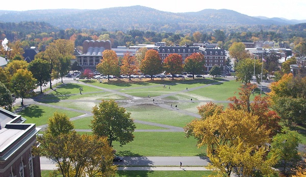 KhuÃ´n viÃªn ÄH Dartmouth - ngÃ´i trÆ°á»ng Ivy League danh tiáº¿ng mÃ  Minh HÃ  giÃ nh há»c bá»ng toÃ n pháº§n.