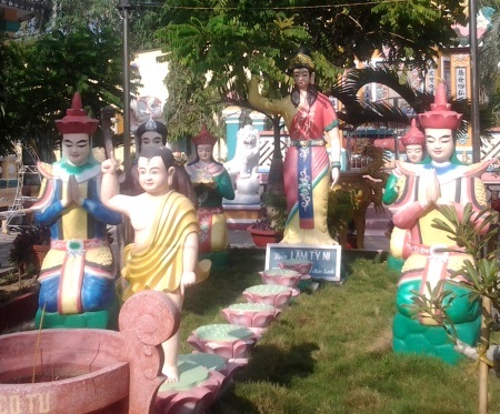 Một số cụm tượng nhà Phật tại chùa Già Lam Cổ Tự. (Ảnh: Huỳnh Hải)