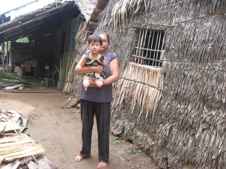 Xúc động trước nghị lực của bé 4 tuổi không tay, không chân - 1 Bà cháu bà Cho bên căn nhà lá ở huyện Cù Lao Dung, Sóc Trăng.