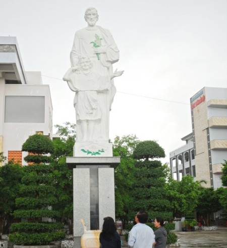 ...và bên ngoài có nhiều tượng thánh rất lớn để khách cúng viếng cũng như chiêm ngưỡng.