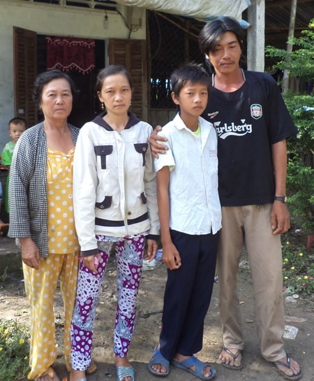 Cháu Đoàn cùng cha mẹ và bà ngoại.