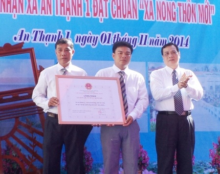Trao quyết định công nhận xã nông thôn mới An Thạnh Nhất.
