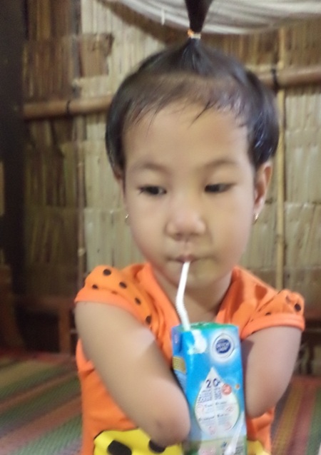 Nhiều bạn đọc tặng quà hỗ trợ cháu bé không tay không chân - 3 Cháu Thảo nhận được nhiều sự quan tâm của bạn đọc Dân trí.