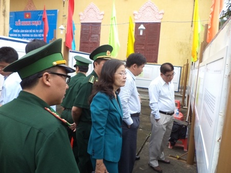 Triển lãm hình ảnh về Hoàng Sa, Trường Sa - 1 Khách xem triển lãm.