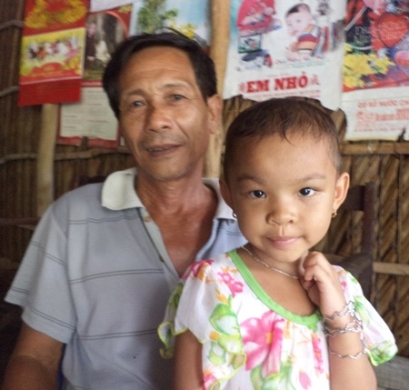 Bé gái bị mẹ ruột bạo hành sống hạnh phúc với cha - 2 Cháu Ngân và ông nội.