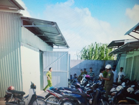 Đột kích kho hàng chứa hơn 2.000 cây thuốc lá ngoại nhập lậu - 1 Khu nhà kho chứa thuốc lá lậu bị công an phát hiện.
