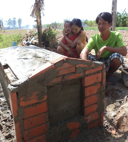 Cha mẹ cháu L. đau xót bên mộ con.