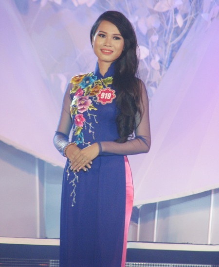 Duyên dáng trong trang phục áo dài truyền thống. (Ảnh: Huỳnh Hải)