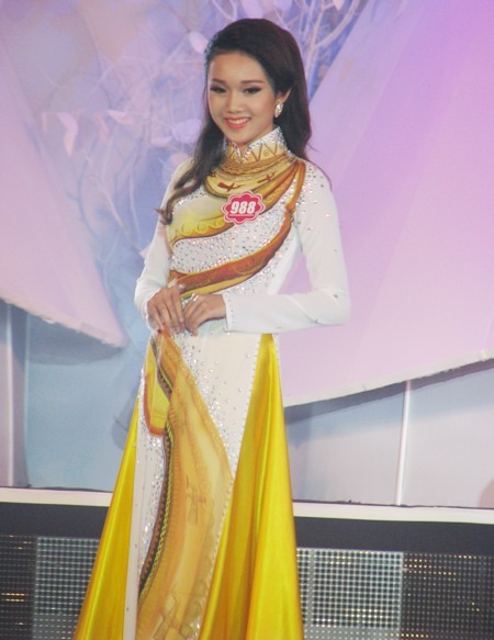 Duyên dáng trong trang phục áo dài truyền thống. (Ảnh: Huỳnh Hải)