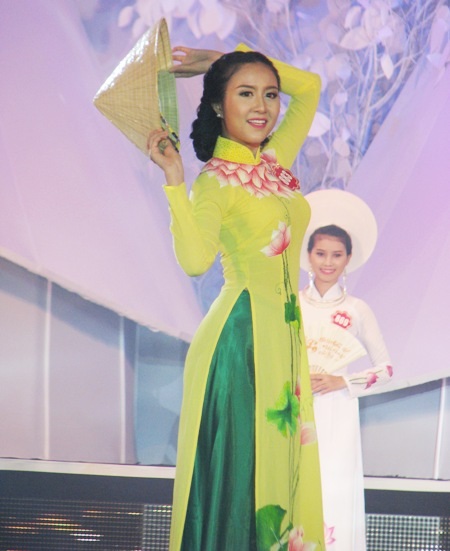 Duyên dáng trong trang phục áo dài truyền thống. (Ảnh: Huỳnh Hải)