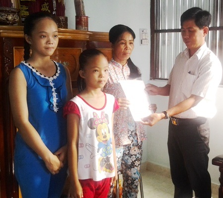Khánh thành nhà Nhân ái cho “3 mẹ con ăn chung gói mì tôm” - 2 Ông Hồ Thanh Nghĩ- Phó phòng LĐ-TB&XH huyện Vĩnh Lợi trao quyết định bàn giao nhà cho chị Ngọc.
