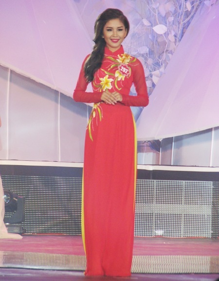 Duyên dáng trong trang phục áo dài truyền thống. (Ảnh: Huỳnh Hải)