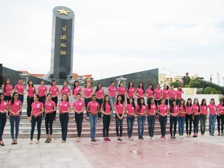 Thí sinh thành kính dâng hương tưởng niệm các Anh hùng liệt sĩ.