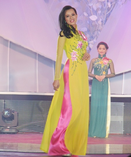 Duyên dáng trong trang phục áo dài truyền thống. (Ảnh: Huỳnh Hải)