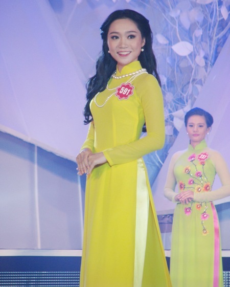 Duyên dáng trong trang phục áo dài truyền thống. (Ảnh: Huỳnh Hải)