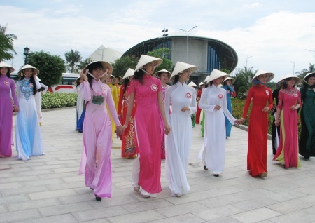 Khoe dáng trên Quảng trường lớn nhất ĐBSCL sáng ngày 4/11. (Ảnh: Huỳnh Hải)