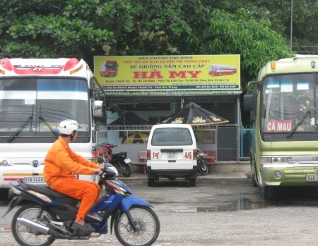 Nhà xe Hà My ở bến xe huyện Thạnh Trị.