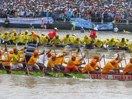 Các đội quyết liệt tranh nhau về đích trước nhất tạo nên những màn đua kịch tính, hấp dẫn.