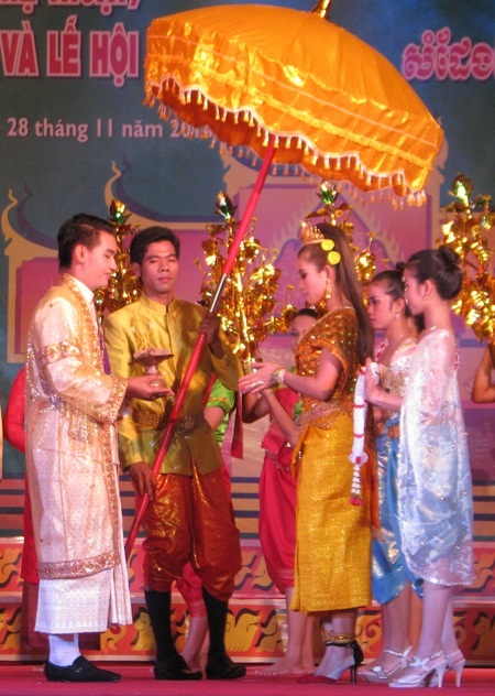 Trang phục cưới hỏi.